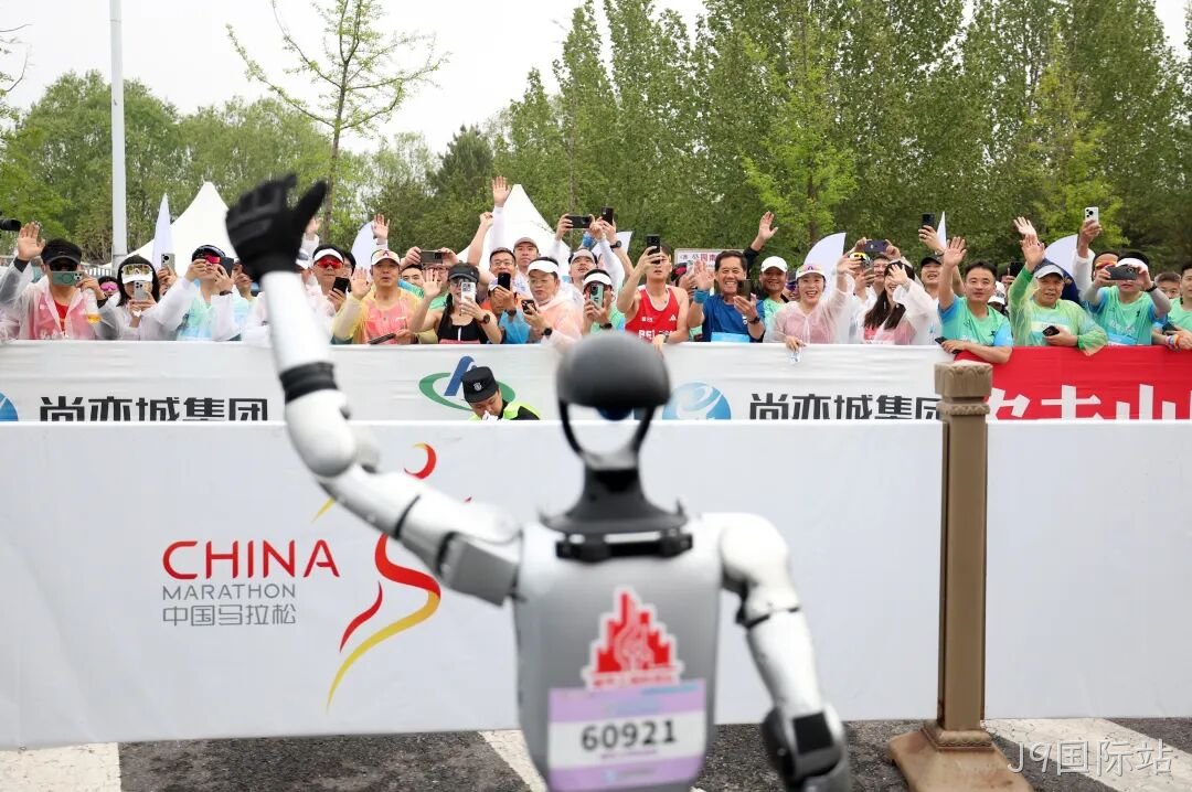 全球首个,人形机器人“跑团”在亦庄!2025北京亦庄半程马拉松暨人形机器人半程马